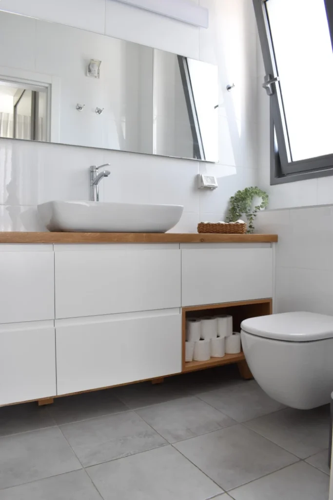 צילום חדר שירותים עם ארון רחצה מפרוייקט של טופליין קרמיקה